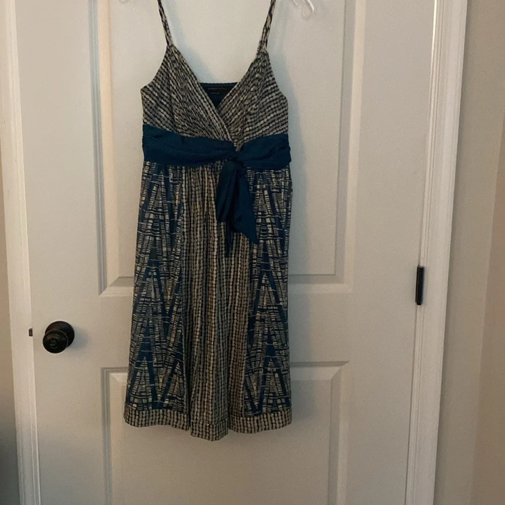 Elegant BCBG MaxAzria Blue and Cream Silk Women's Dress. Size 4 - Picture 2 of 5